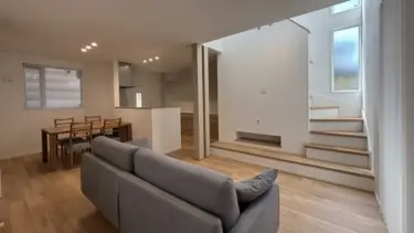 １階ＬＤＫは階段を活用した壁掛けＴＶスペースが特徴的。ニッチ収納も巧みに配置し、限られた空間を最大限に活用したアイデア溢れる設計です。