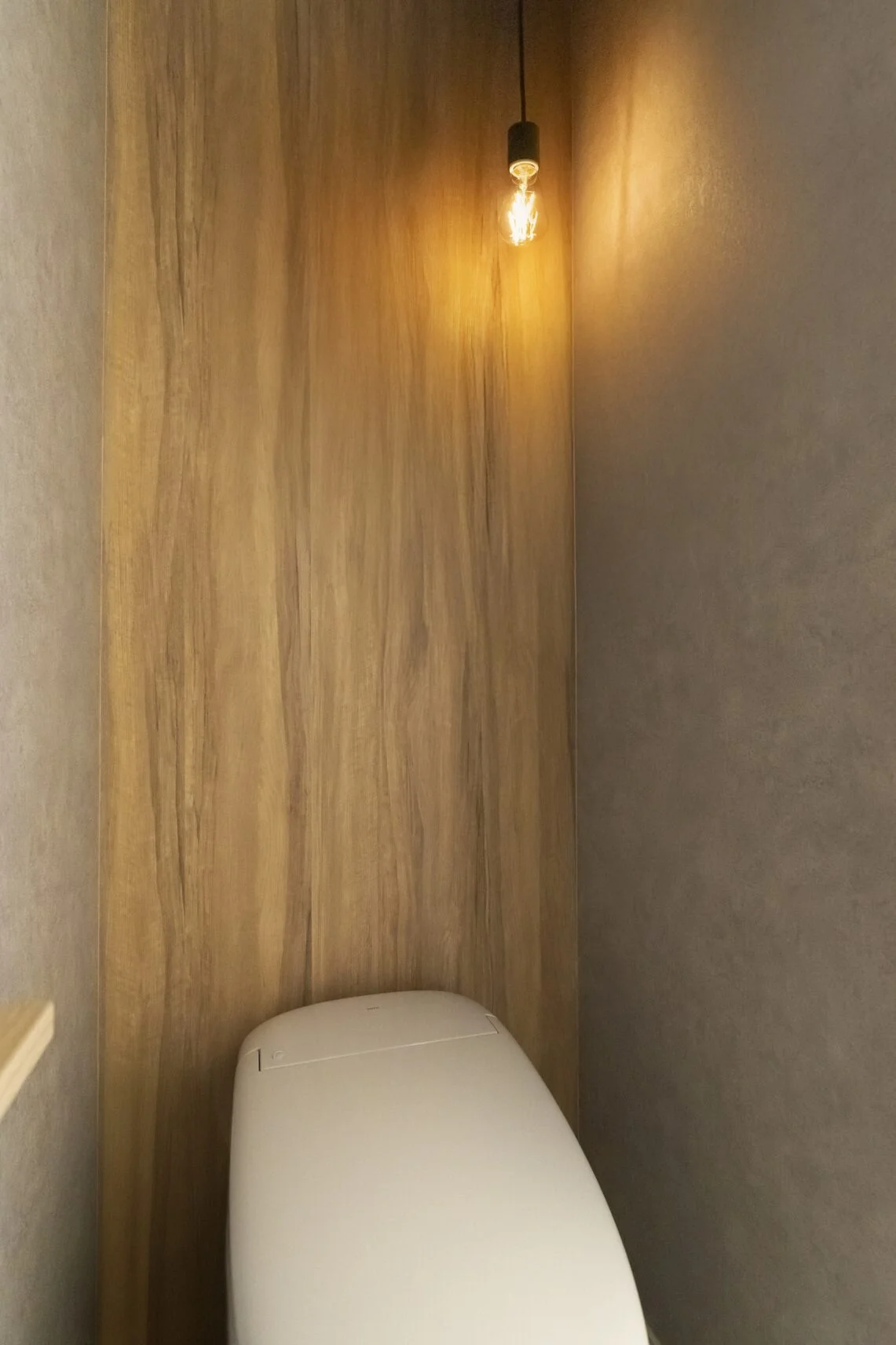 ■木目とグレーでリラックスできる１階トイレ