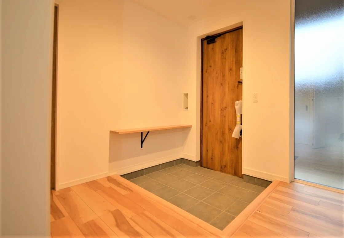 若世帯の玄関。