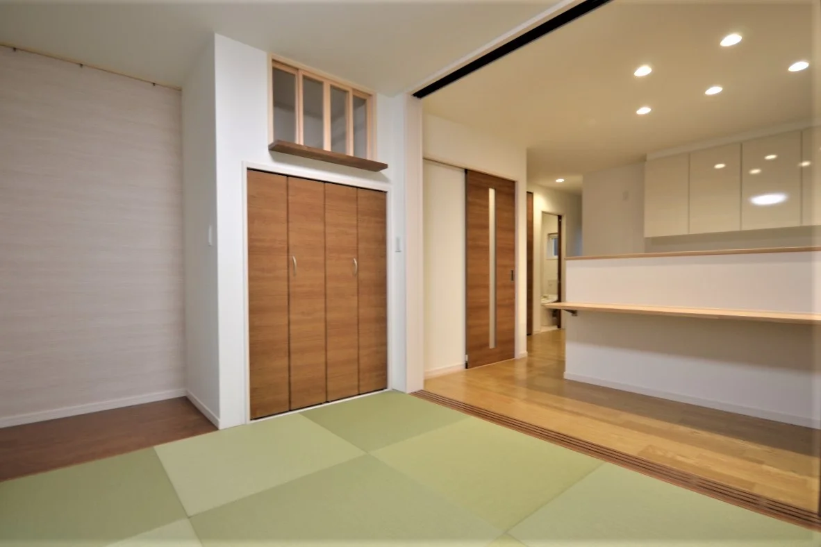 親世帯LDK。リビングは和室にして、ダイニングは2人用としてキッチンカウンターで構成。収納上にしっかりとした神棚スペースも確保。