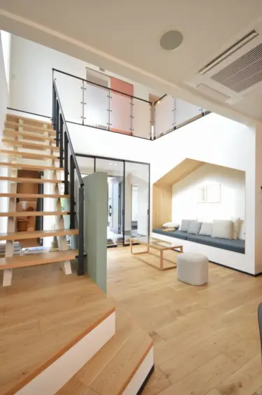 ヌック的ソファーを配置したリビング空間。

吹抜けの開放感の中にも囲われる安心感、

インテリア性を表現。