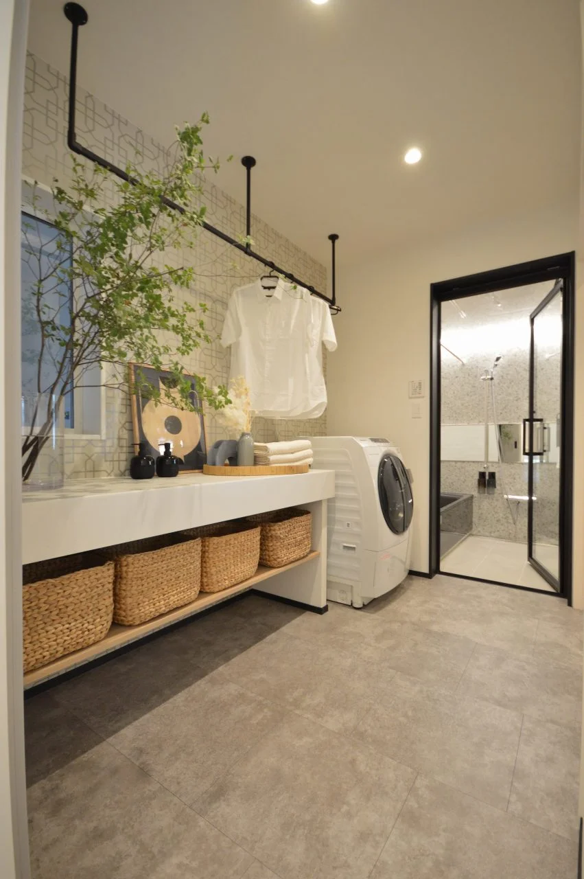 キッチン・ファミリークロークからも、玄関からも入れる脱衣室。

干してすぐ畳めるカウンター付き。