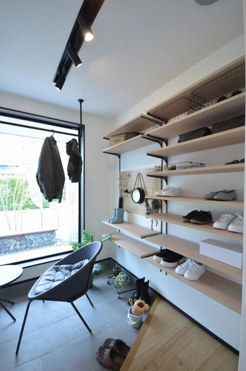 コート掛けもあり、たくさん仕舞えるシューズクローク。