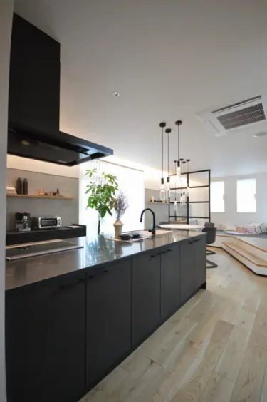 ブラックの前面収納付きキッチン。

デザイン性のあるインテリアキッチンながら収納の機能性も付加。
