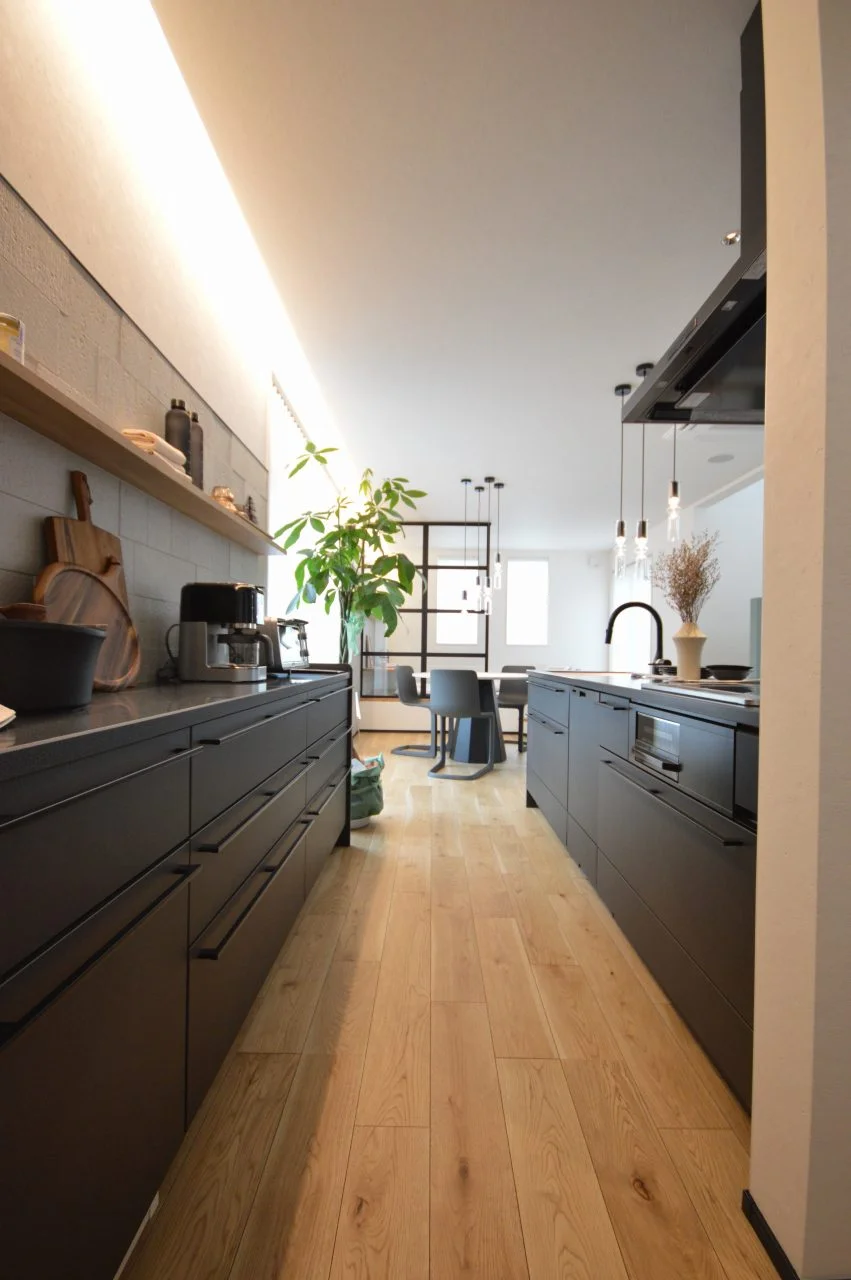 食器棚は間接照明でオープンシェルフを照らし、

おしゃれなキッチン雑貨を目立たせます。