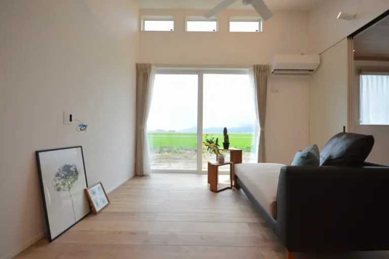 リビングの大開口からは田園風景が臨めます。