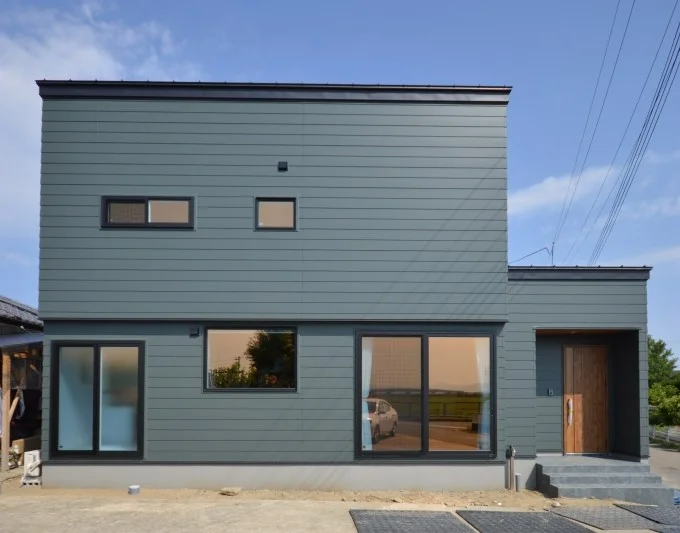 モスグリーンの金属ｻｲﾃﾞｨﾝｸﾞ。