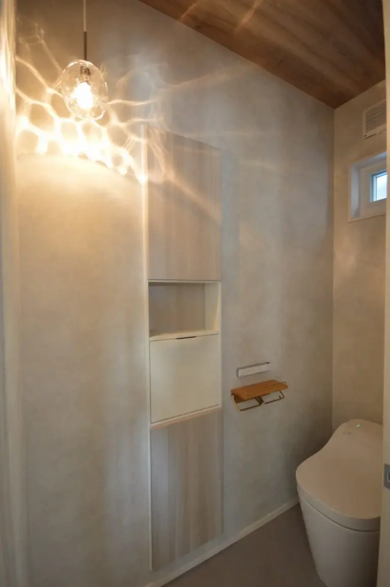 照明の光がデザインになるトイレ空間。