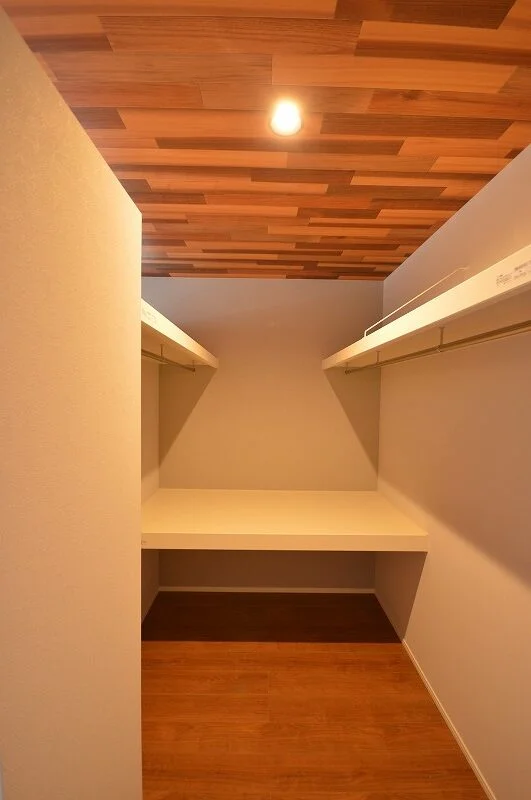 カバンやキャリーケースも置けるウォークインクローゼット