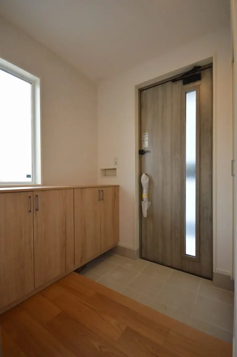 玄関はカウンタータイプのシューズボックスで圧迫感無く。