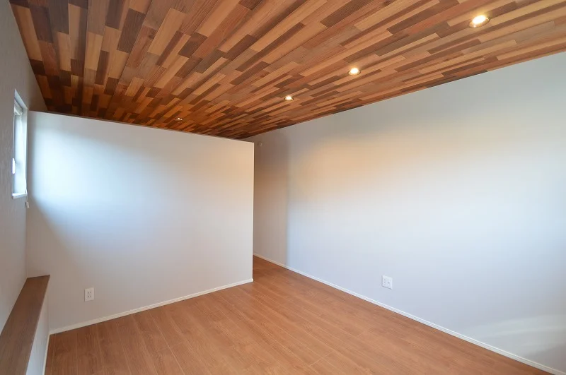 主寝室は木目調の床と天井