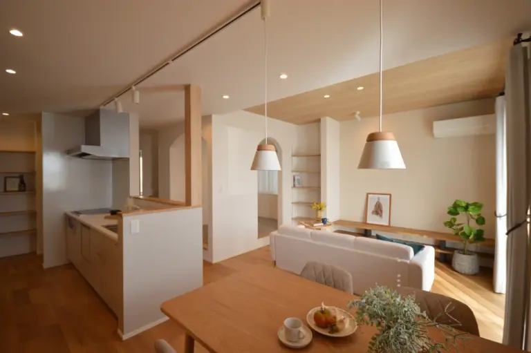 ナチュラル系配色のLDK。全体が見渡せます。