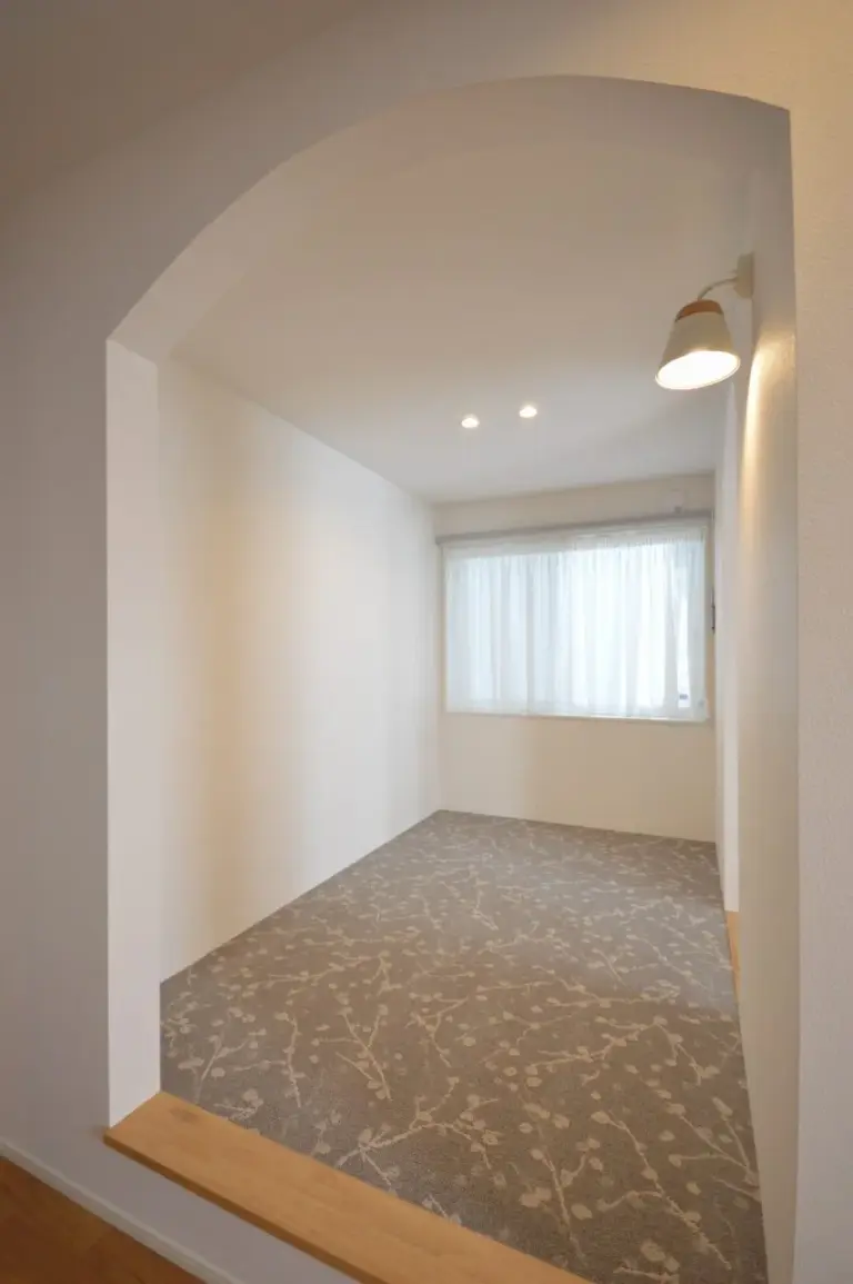 キッチン側からも上がれるヌックスペース。カーペット敷きで優しい印象に。