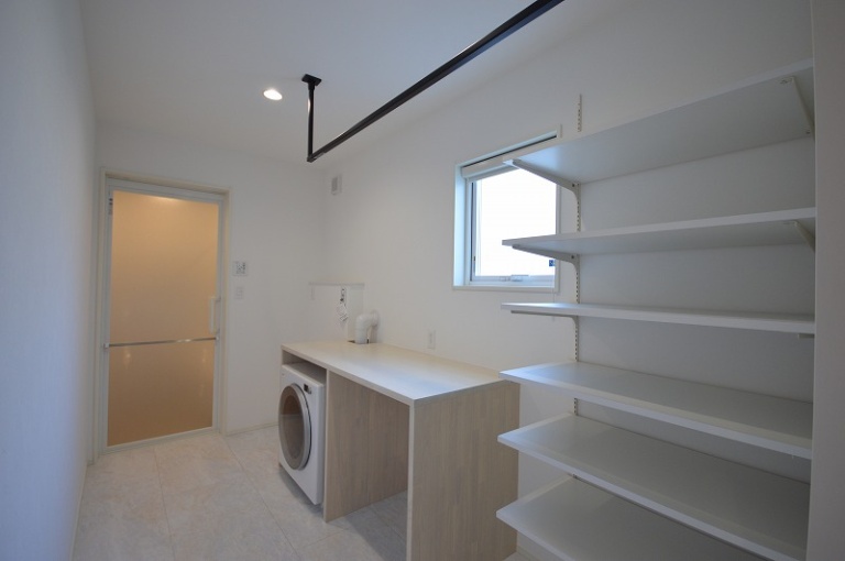 ガス乾燥機「乾太くん」を置いてもなお余裕のあるランドリールーム。清潔感のある白系で統一