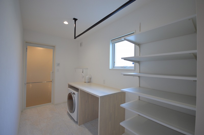 ガス乾燥機「乾太くん」を置いてもなお余裕のあるランドリールーム。清潔感のある白系で統一