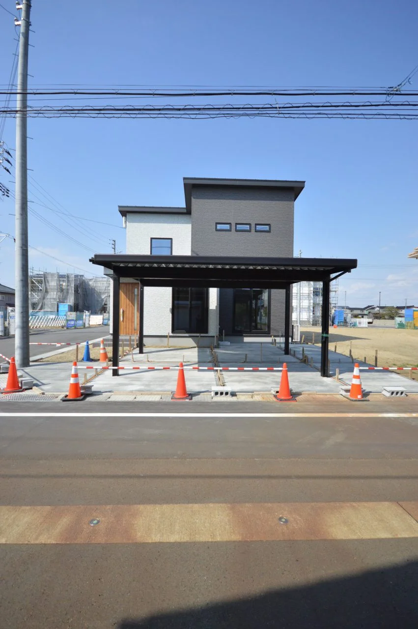 ツートンカラーの外観。