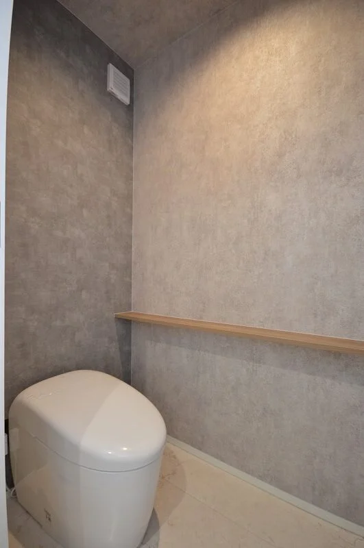 タンクレスで広く使え、シンプルにまとめたお手洗い