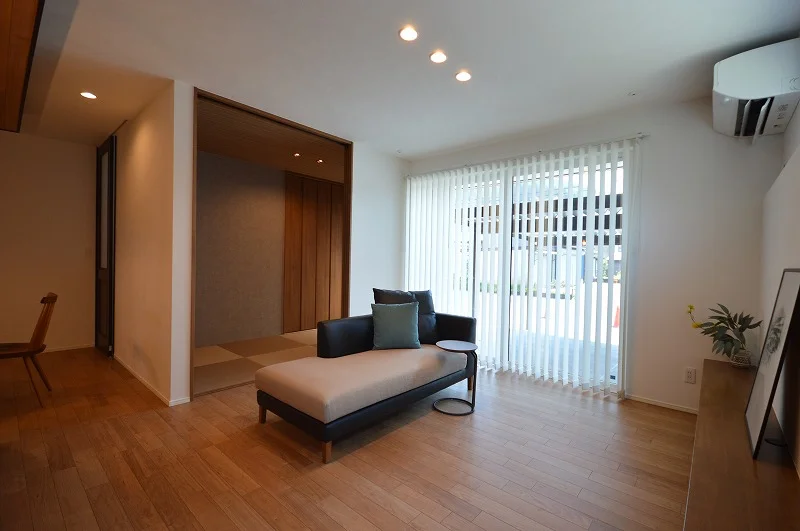 リビングへ温かな光を届ける大型スライディングサッシ