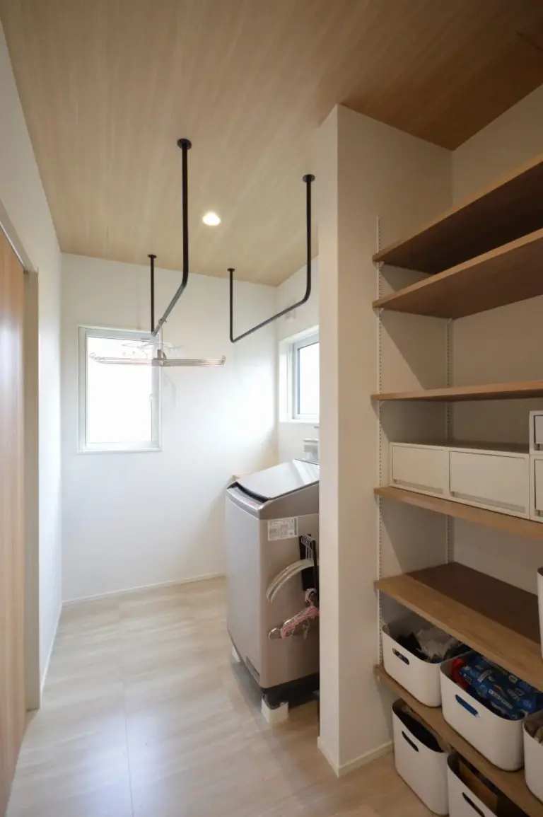 大容量の収納のある脱衣室。