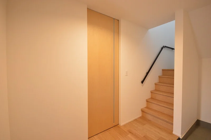 玄関横には2階への階段