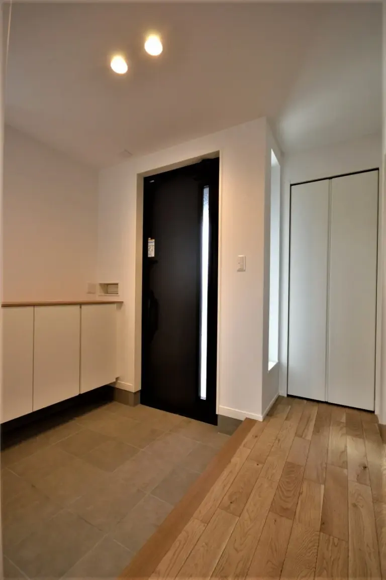 土間を広めに取り、ホールに上がれる間口を広く取った玄関。お出かけ、お帰り事の動作を快適に行えます。 玄関ホールから階段下収納に繋がり、そこにコート掛けも設置。お出かけ時、スムーズな動線に。 玄関ホールから洗面スペース、リビング、2方向の動線を作りました。