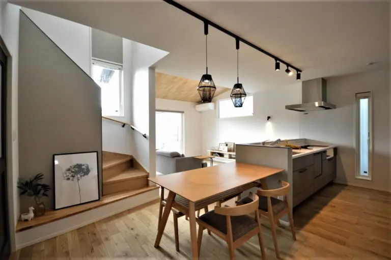 インテリア階段の見えるダイニングキッチン。照明を吊るすライティングレールは照明器具好きな位置に動かせることと、照明器具を増やせたり、模様替えもできます。