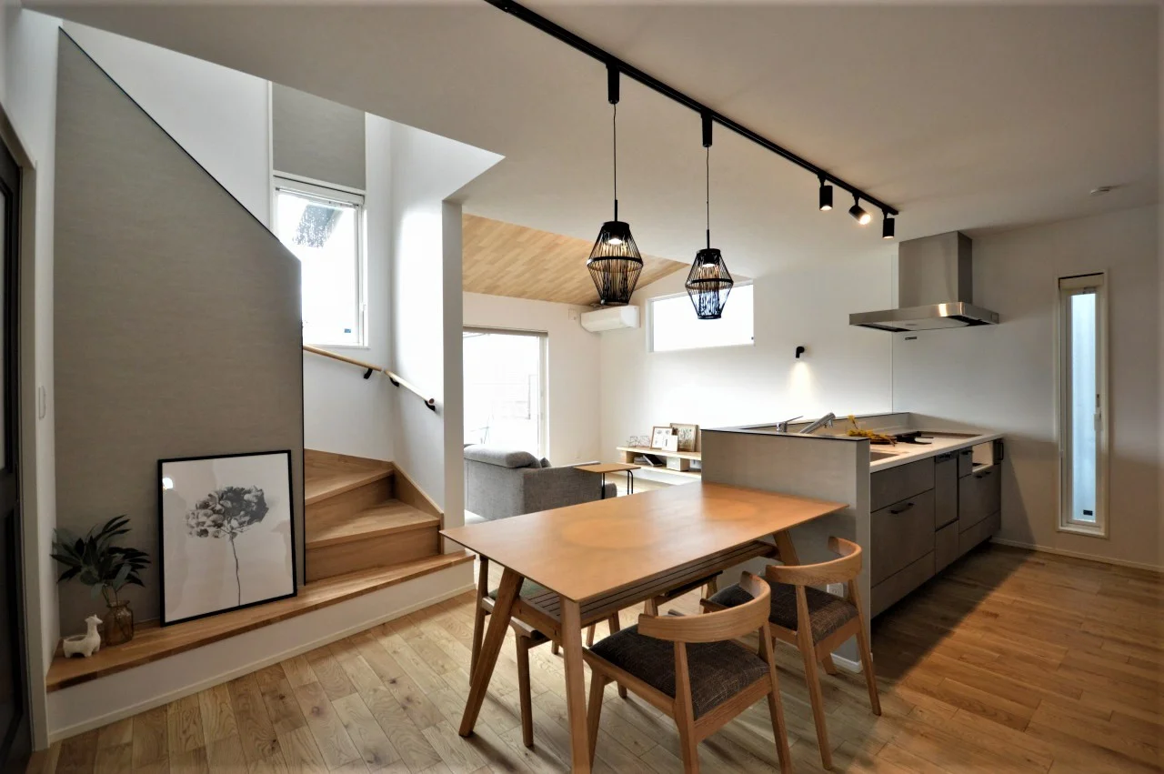 インテリア階段の見えるダイニングキッチン。照明を吊るすライティングレールは照明器具好きな位置に動かせることと、照明器具を増やせたり、模様替えもできます。
