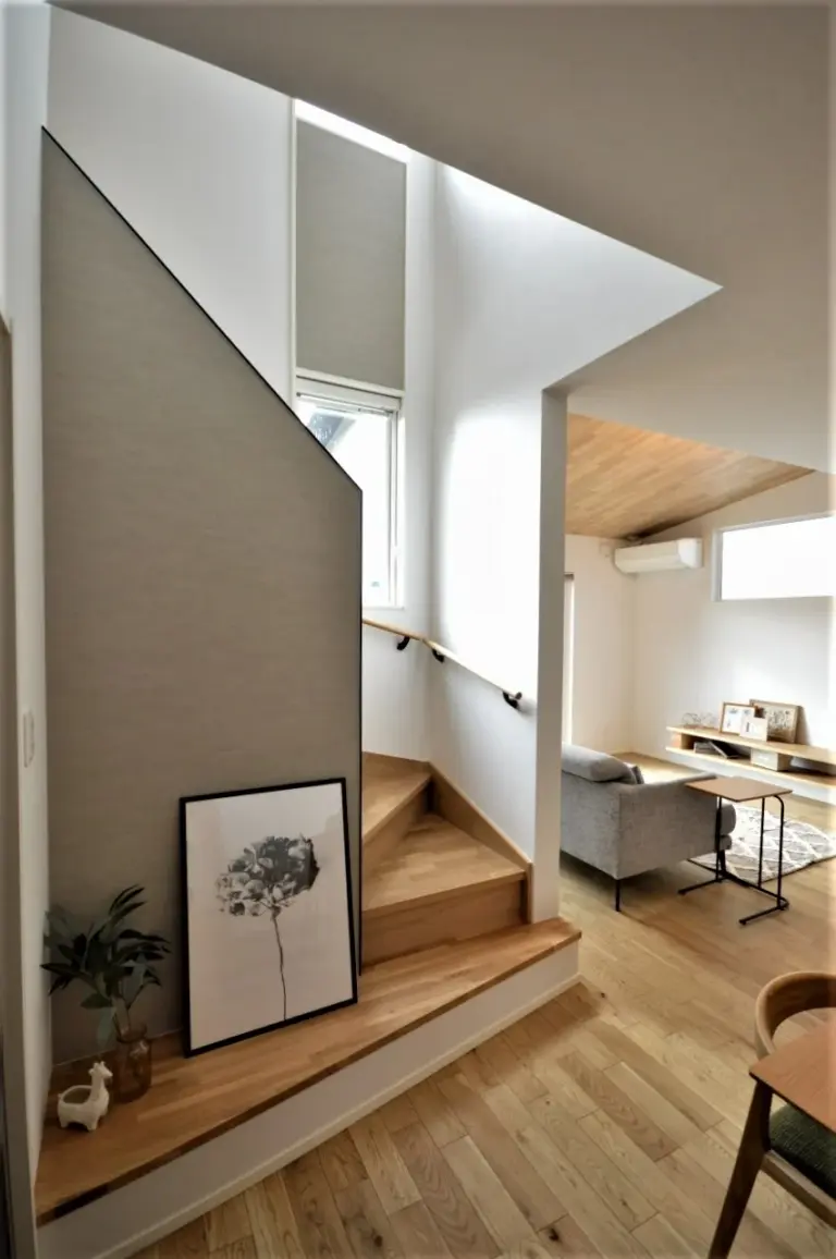 デザインに配慮したリビング階段。 階段は動線としてだけでなく、インテリア性のある階段に。 1段目はカウンター材で斜めに設置。インテリア装飾を置ける台や、すみっこで本を読んだりできる台に。 こちらもシャープな笠木を使用しておしゃれに。