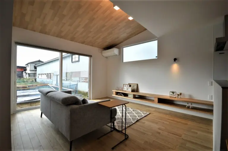 大きな窓から光が入り、庭に出たりできます。 カウンター材で造った造作のTVボードを備え付けに、浮かせたデザインなので床のお掃除も楽々。 エアコンはWi-Fi接続式で、外出先からもアプリで操作可能。