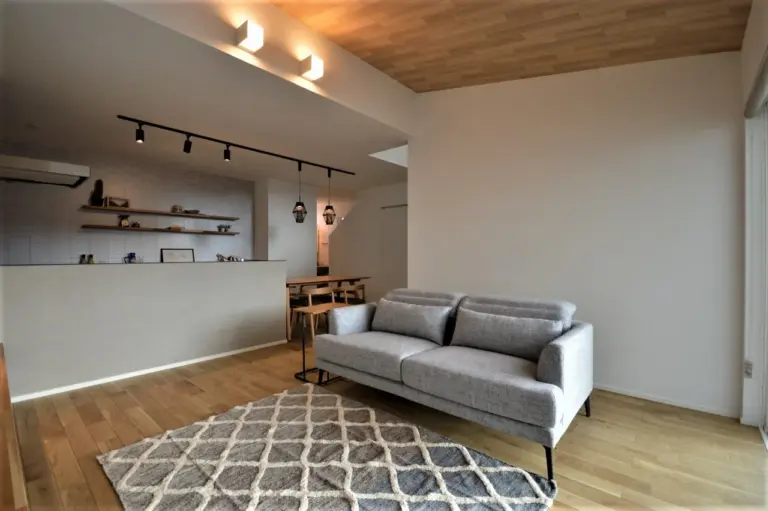 勾配天井のリビングは木目のリアルな壁紙を使用しておしゃれに、解放的に。 LDK全体で20.8帖。延床31坪のお家でも、必要な空間、動線のみで作ることで大きな空間も可能です。 勾配天井の解放感やリビング階段、洗面スペースが抜けて見えることでさらに広く感じます。