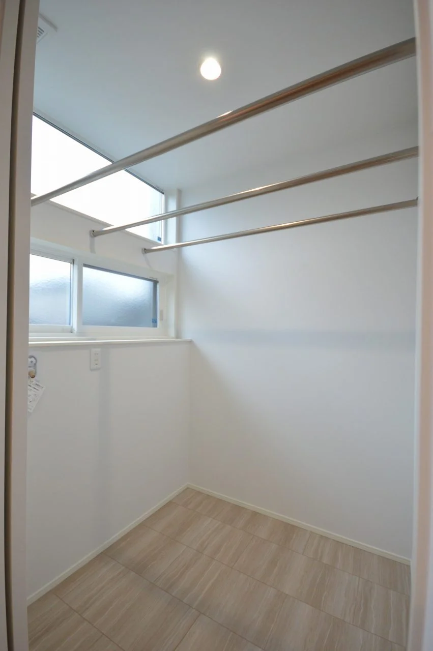 固定パイプを設置したサンルーム。洗濯機を置いて、洗ってすぐ干せる。