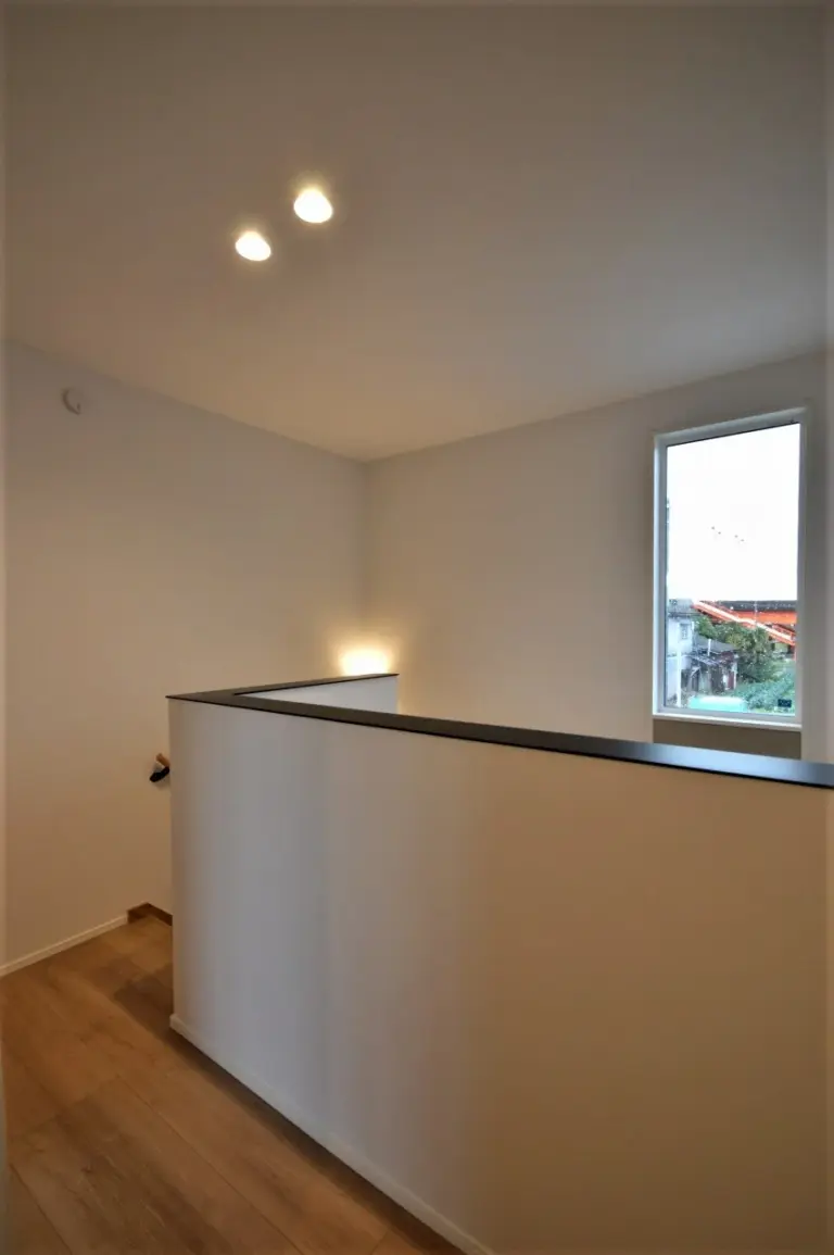 シンプルな空間にシャープな笠木がアクセントに。 光の広がりを考えた位置に窓を設けることで明るい2階ホールに。