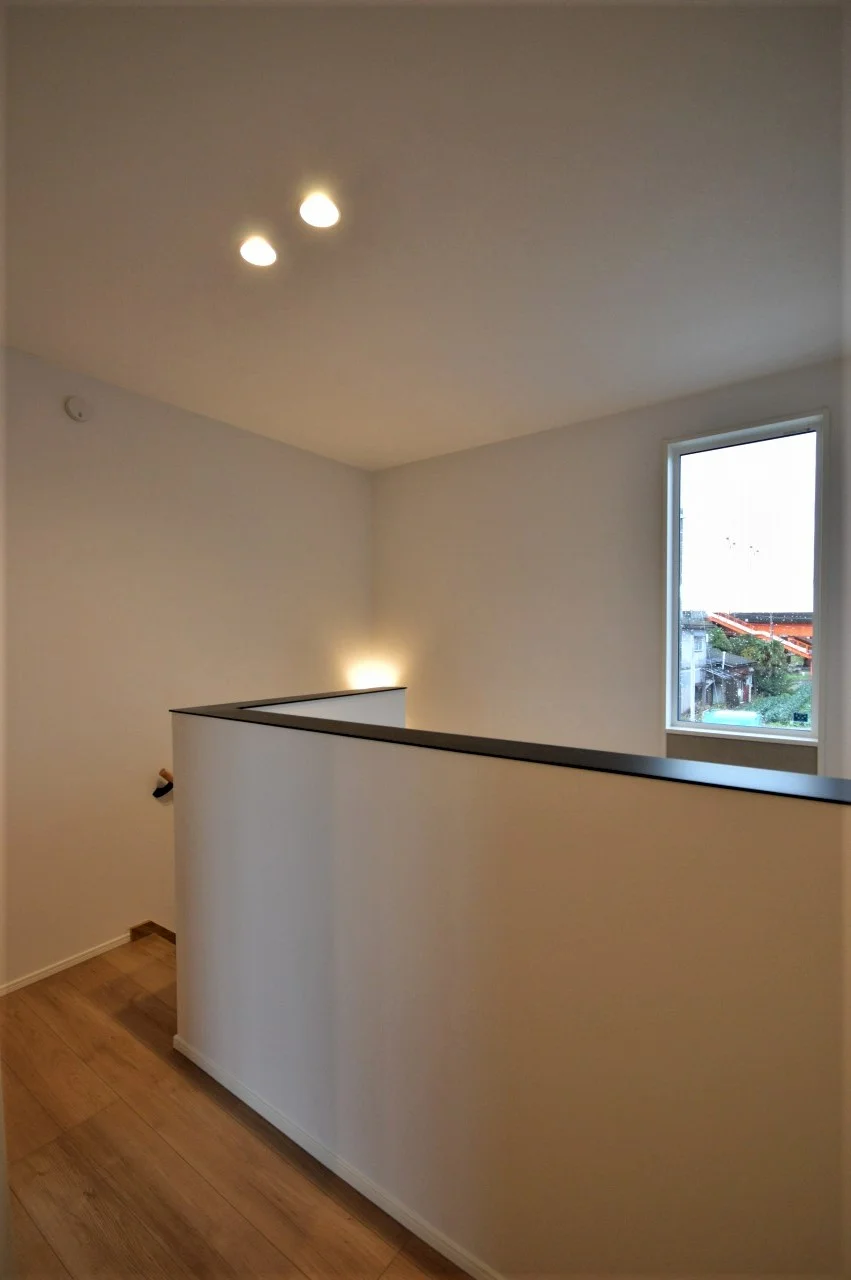 シンプルな空間にシャープな笠木がアクセントに。 光の広がりを考えた位置に窓を設けることで明るい2階ホールに。