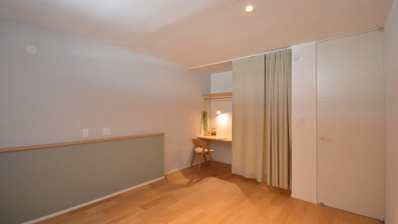 7.6帖＋収納の寝室。

収納はカーテンで仕切れる形とし、一部をデスクスペースとすることでリモートワークにも対応。