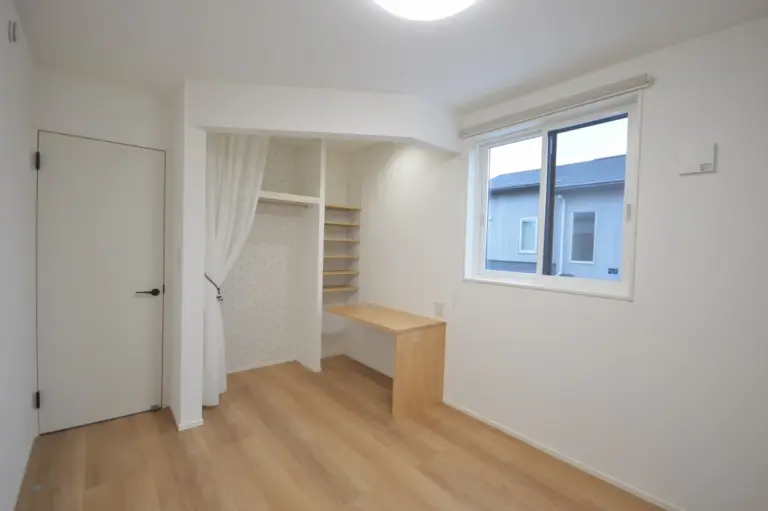 スタディーカウンター兼収納がある子供室。通常はオープンで使いやすく、友達が来たら収納はカーテンで隠せるように。