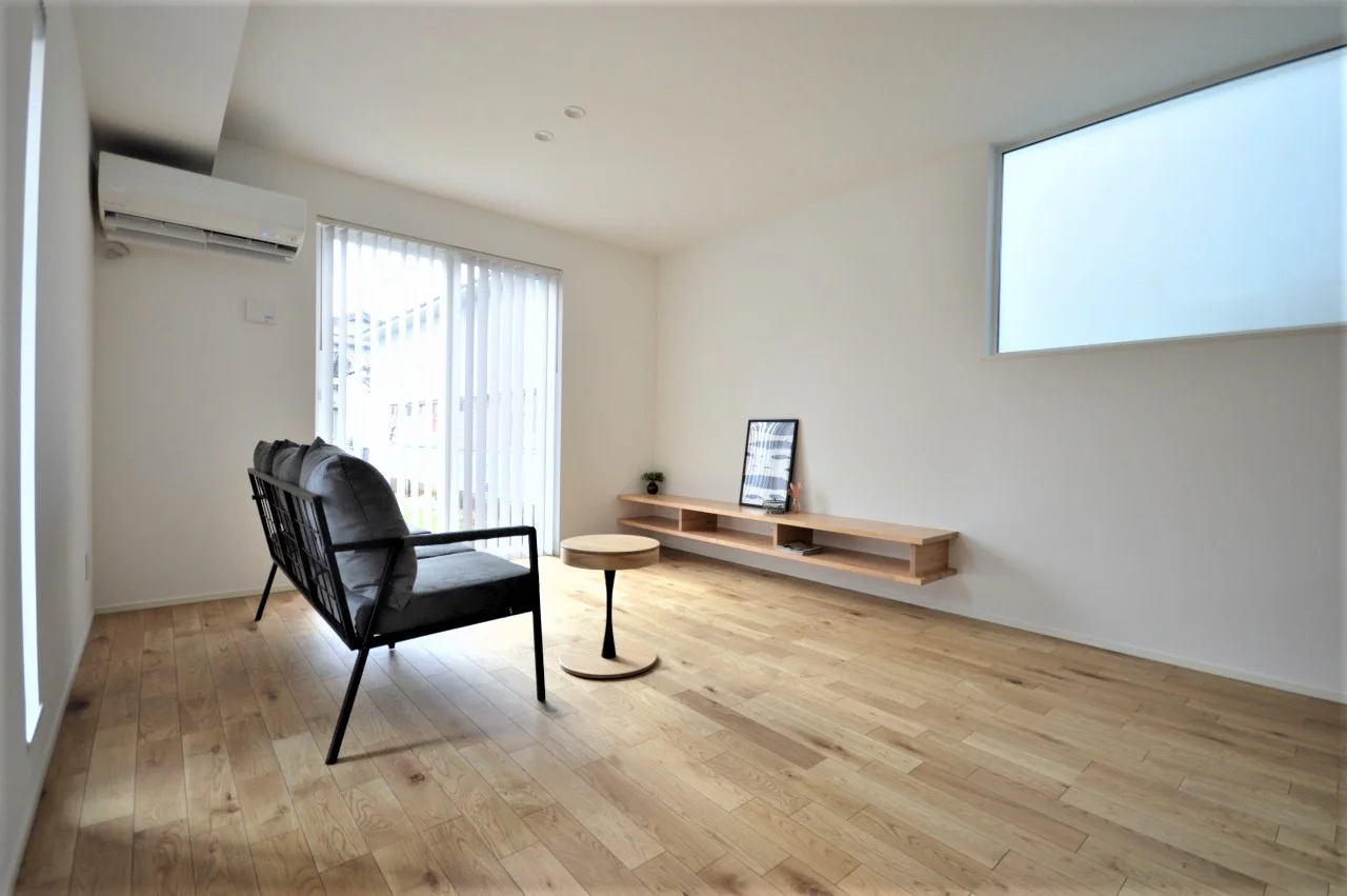 床の自然素材感と、日中の自然光が心地よいリビング。