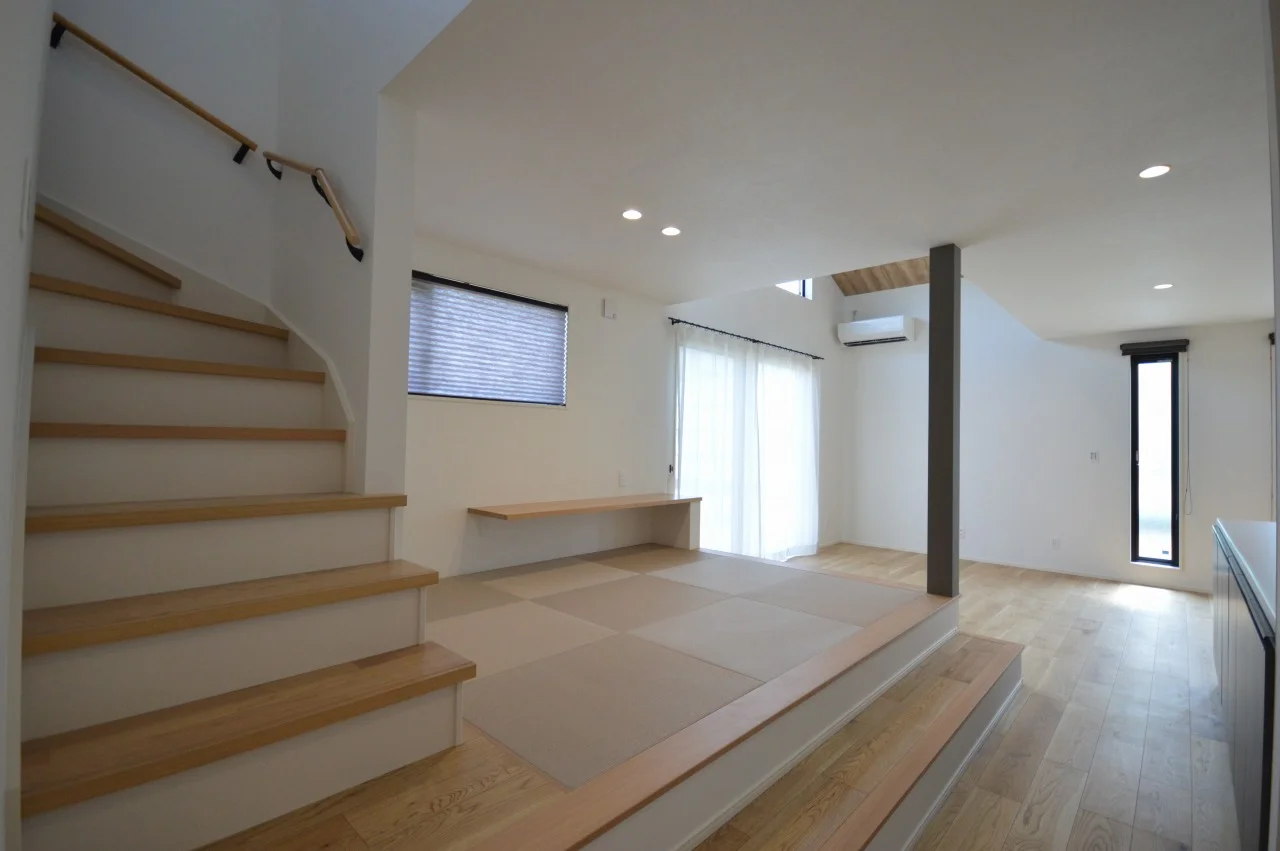 【畳コーナー】 小上がりと階段スペースを一体とした構成。 カウンターを設けてリビング学習の場所としても。 ナチュル空間に馴染むベージュの琉球畳を採用。