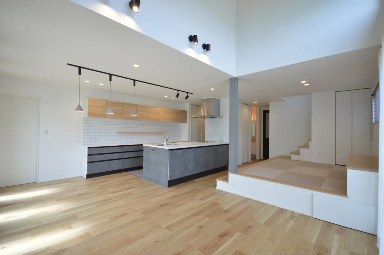 【LDK】 開放的なLDK。 食器棚の吊戸棚だけナチュラルな色でインテリアのような見え方に。 キッチンから全体を見渡せる空間。