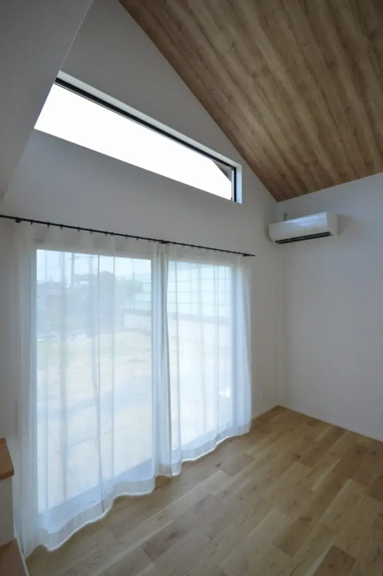 【リビング】 勾配天井で開放的に。 北向きリビングながら、大開口と部屋の高さを活かした窓で明るい空間に。