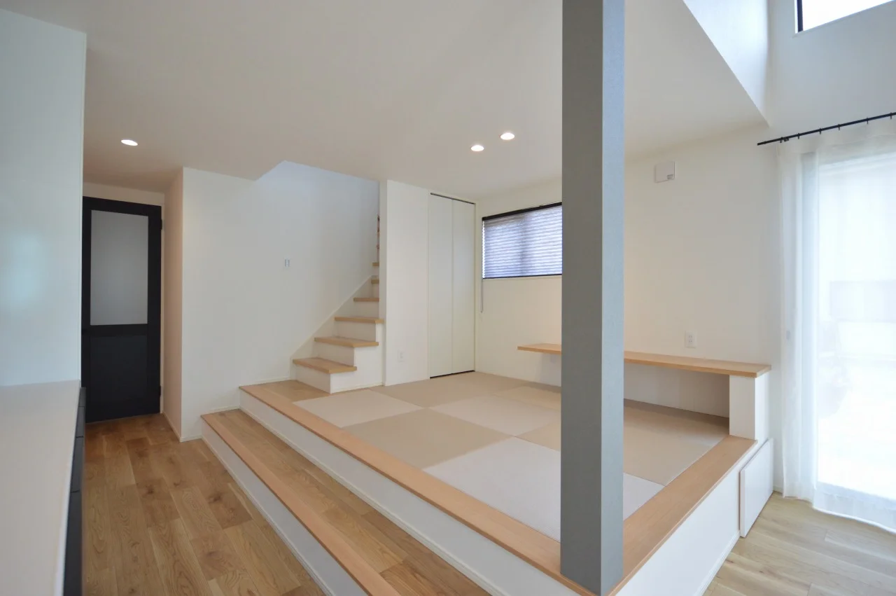 【畳コーナー】 リビングの入口のみブラックの建具を使用し、アクセントになります。 小上がりのリビング側には引き出し収納を設置。