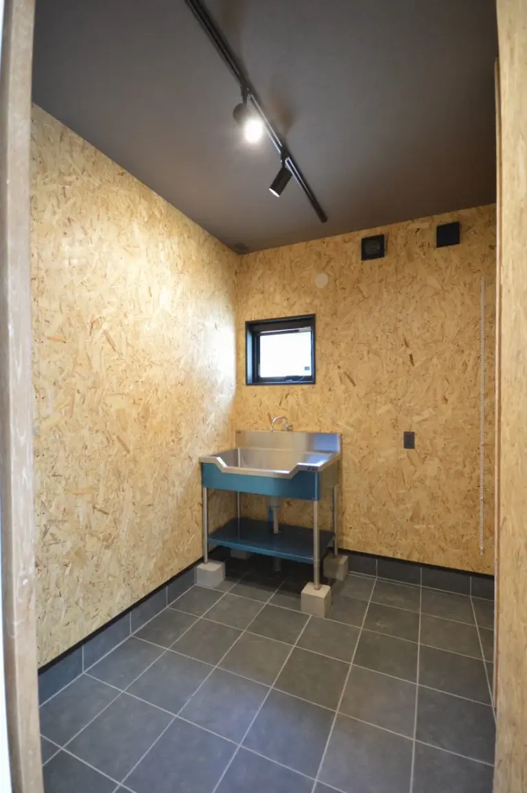 【趣味室】 海釣りが趣味で、自分で魚を捌くためのシンクを設けた趣味室。 後でいろいろ設置できるように内装はOSB合板で。