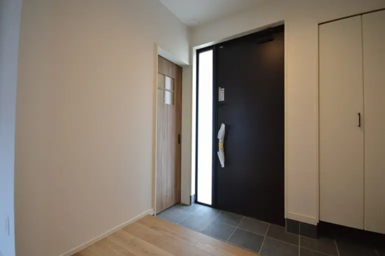 【玄関】 土間収納への入口、旦那さんの趣味室への入口もある、間口の広い玄関。 片袖FIXの玄関ドアで採光を確保。