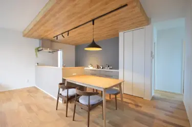 【177】シンプルモダンな白い外観の二階建て住宅