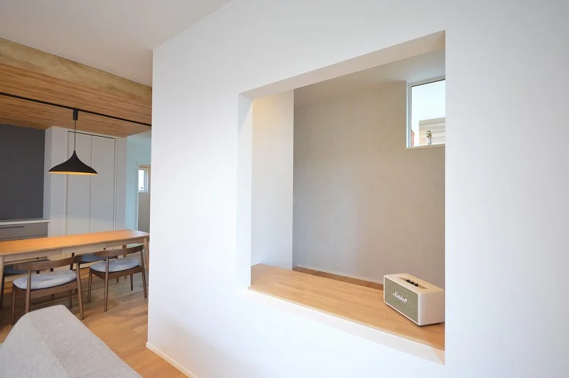 リビングダイニングに直結し、木漏れ日があたたかいヌックスペース