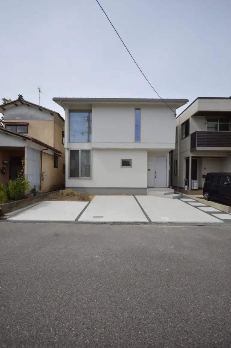 【外観】 窓と凹凸でデザインとし、白を基調としたシンプルな外観で主張するというよりは街に馴染むこと考えた外観。