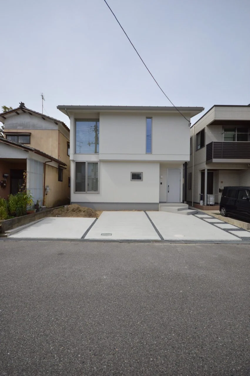 【外観】 窓と凹凸でデザインとし、白を基調としたシンプルな外観で主張するというよりは街に馴染むこと考えた外観。