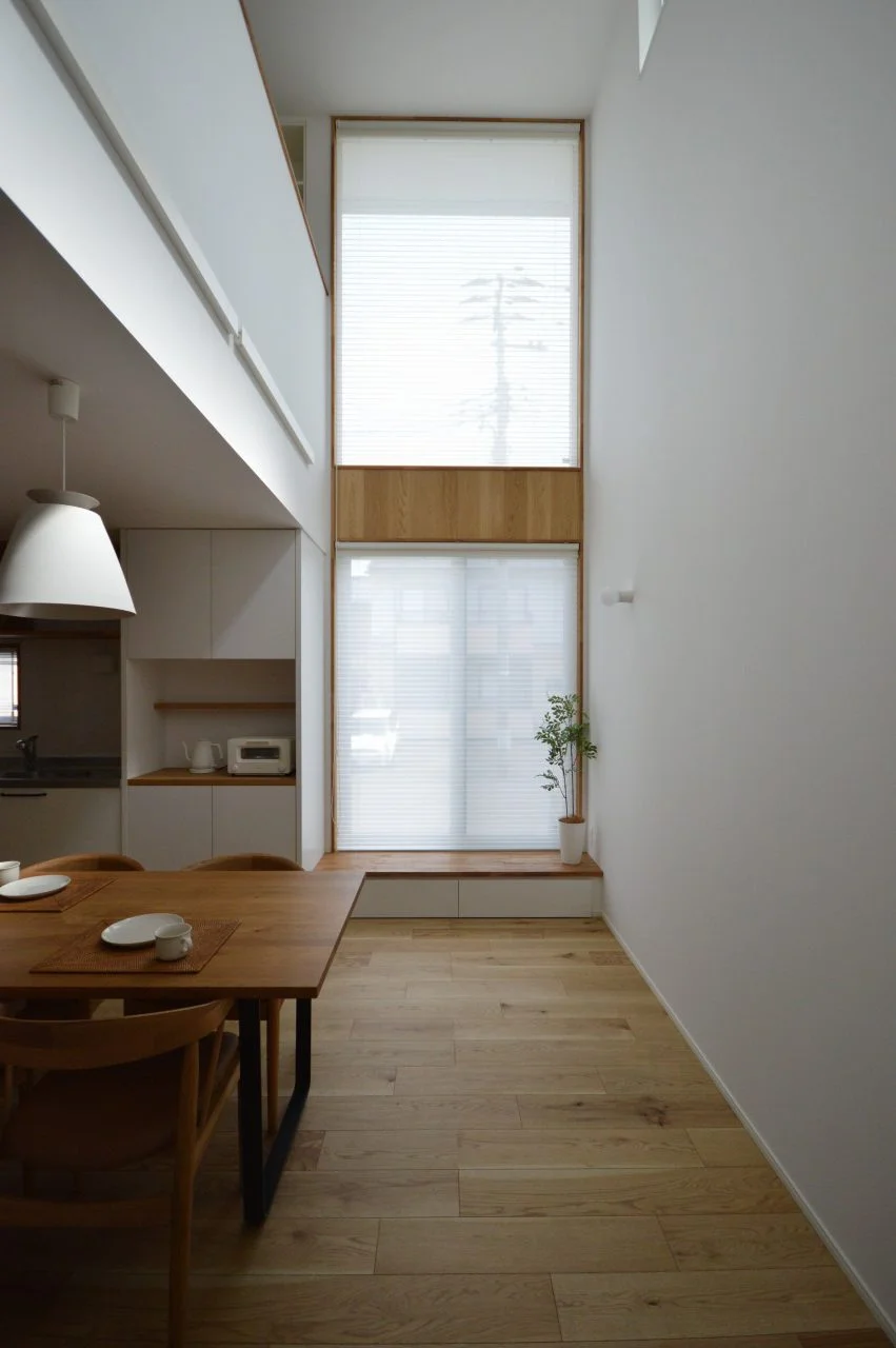 【吹抜け】 東面の光を取り入れる吹抜け。必ずしも南面から光を取り入れる必要は無く、立地条件に合わせて吹き抜けと窓を計画することで心地の良い光が入ります。 吹抜け下には造作ベンチがあり、誰かが座って過ごせる場所に。