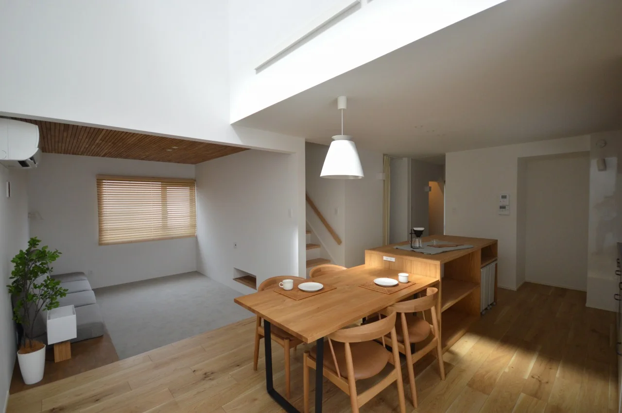 【LDK】 全体的にオーク材の床のナチュラル感、造作の作業台やリビングの造作材で素材感のあるLDKに。 シンプルながら、「素材感」が空くアセントになる空間。