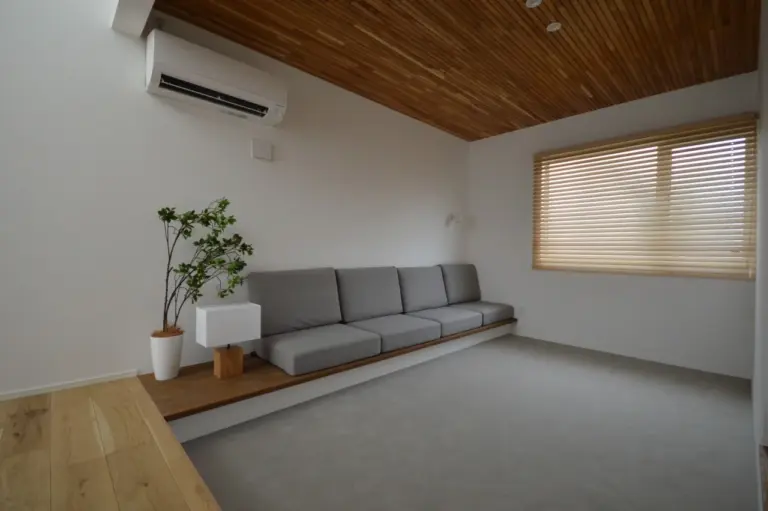 【ピットリビング】 木製の材料を天井に並べ、強いアクセントに。 ピットリビングとすることで特別感のある空間に。囲われることでこもり感のある、安心する空間になります。 造作ソファで家具の位置決定、カーペット敷の床仕上げで広く使えます。