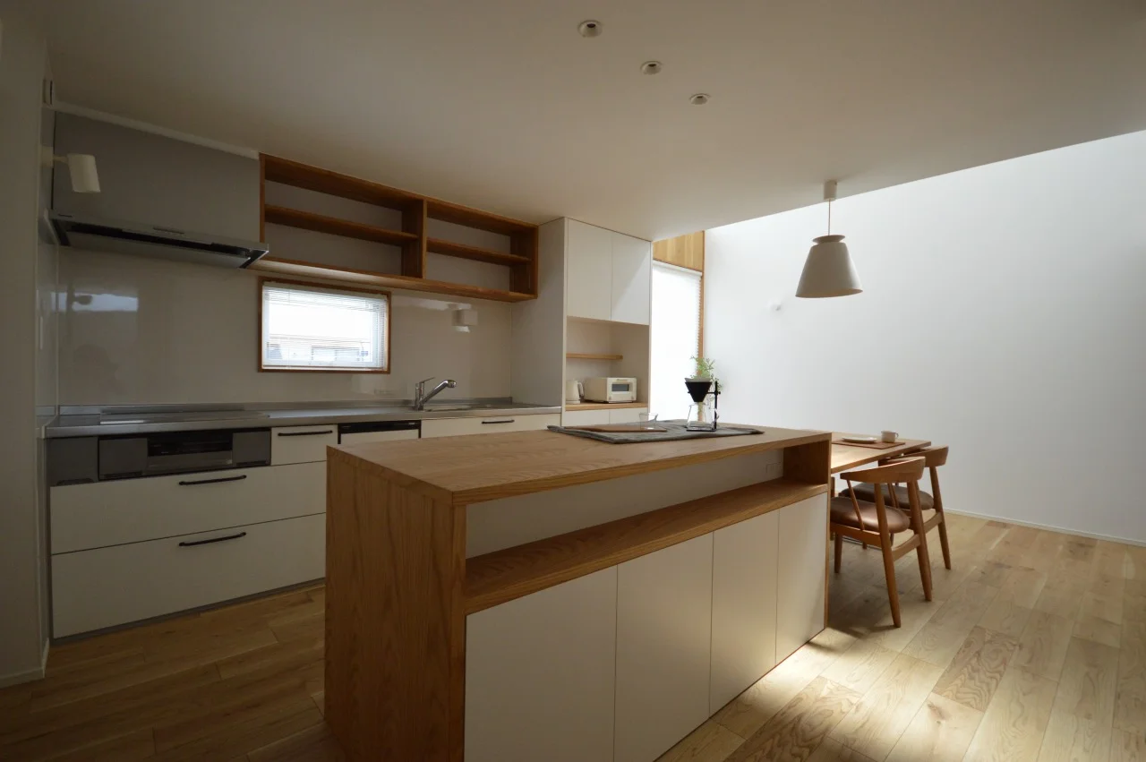 【ダイニングキッチン】 壁付けキッチンと造作台のある空間。 作業台はお料理を置く場所にも。リビング用の収納も兼ねています。 作業台とダイニングテーブルを囲んでみんなが集う場所にも。